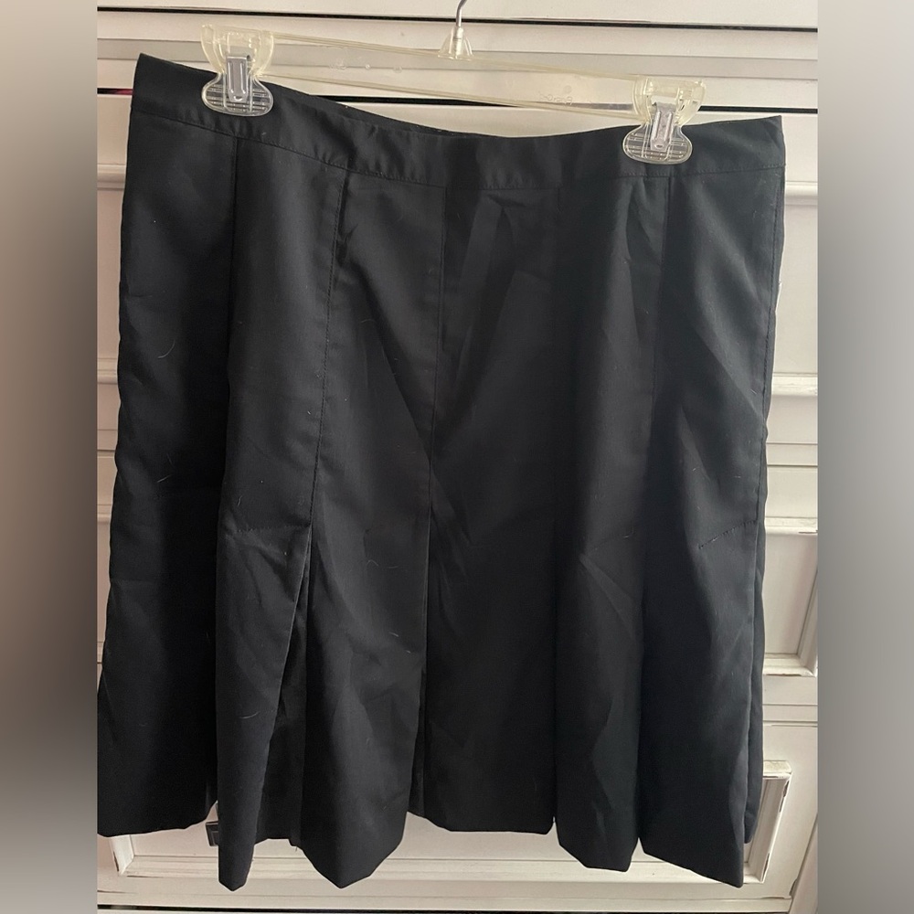 gap pleated knee skirt vguc
From 2008